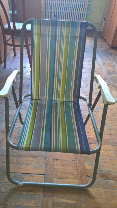 Розкладне крісло в полоску із синьо-зеленого кольору