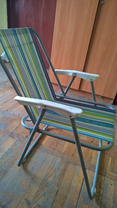 Розкладне крісло в полоску із синьо-зеленого кольору