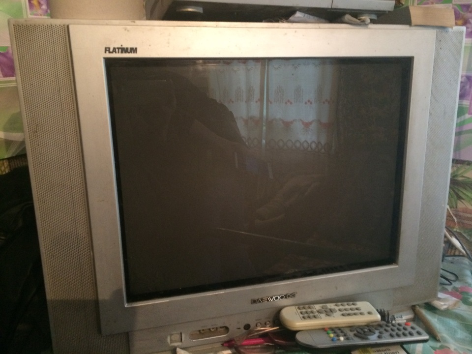 Кольоровий телевізор марки DAEWOO PAL/CEC AM-BG, срібного кольору , в робочому стані, б/к, з пультом управління