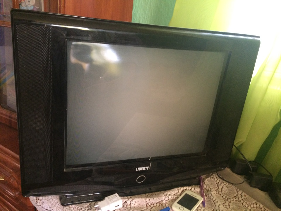 Кольоровий телевізор марки LTV-2126US-0953 LIBERTY, чорного кольору , в робочому стані, б/к, з пультом управління
