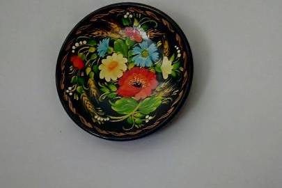Керамічна настінна декоративна тарілка, чорного кольору, розфарбована різними кольорами