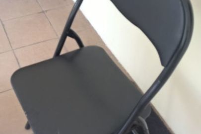 Крісло (розкладне) чорного кольору, металеве