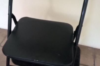 Крісло (розкладне), металеве, чорного кольору