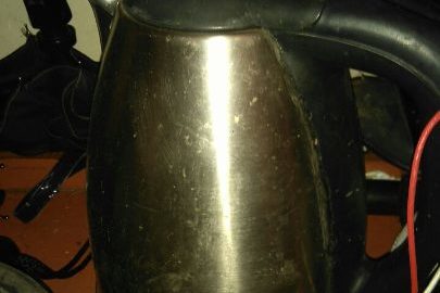 Чайник чорно-сірого кольору, в неробочому стані 