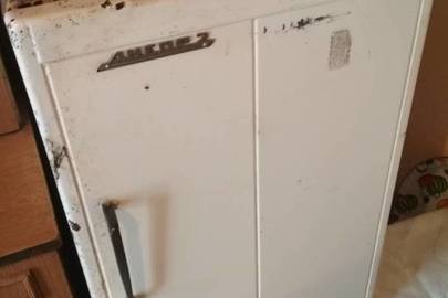Холодильник "ДНЄПР-2", білого кольору, робочий стан не перевірявся