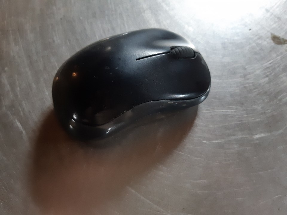 Безпровідна комп'ютерна миш марки Logitech,  чорного кольору, модель M175 c\н 1245LZ063AA8, б/к, робочий стан не перевірявся