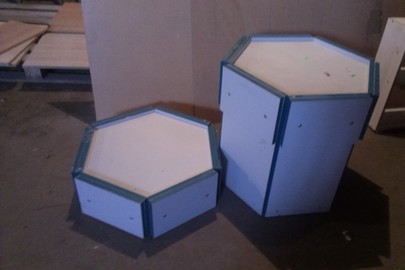 Тумбочка виставкова, сірого кольору із зеленим крайкуванням, матеріал ДСП, шестикутної форми,  наявні дві скляні полиці, дверцята  та стінки відсутні, б/к, в кількості 2 шт.