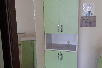Офісна шафа біло-зеленого кольору, матеріал ДСП, із чотирьма дверками та нішою, розміром 210х60х42 см., б/к