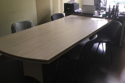 Офісний стіл, біло-коричневого кольору з двома тумбочками ( на чотири шухляди) коричневого кольору, матеріал МДВ, кількостю 1 штука