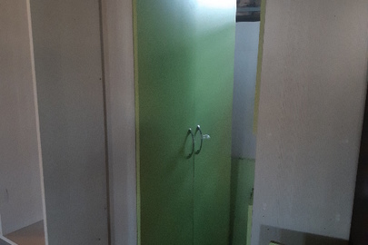 Офісна шафа (для верхнього одягу) біло-зеленого кольору, матеріал ДСП,розміром 200х88х57 см., б/к
