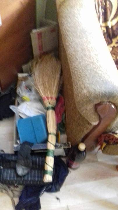 Мітла жовтого кольору