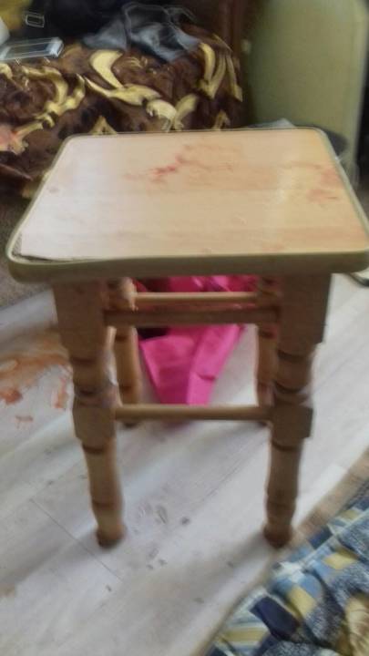 Стільчик дерев'яний, жовтого кольору