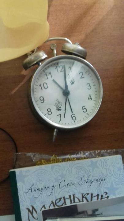 Годинник-будильник білого кольору, робочий стан не перевірявся