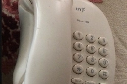 Телефонний апарат марки ВТ, білого кольору, бувший у використанні