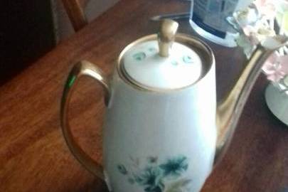 Чайник сервізний білого кольору із світло-зеленим візерунком