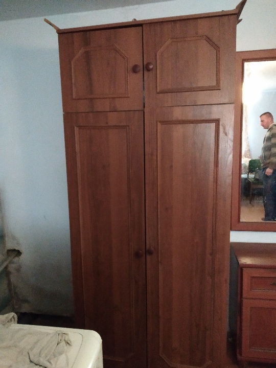 Шафа, коричневого кольору, матеріал ДСП, двохдверна