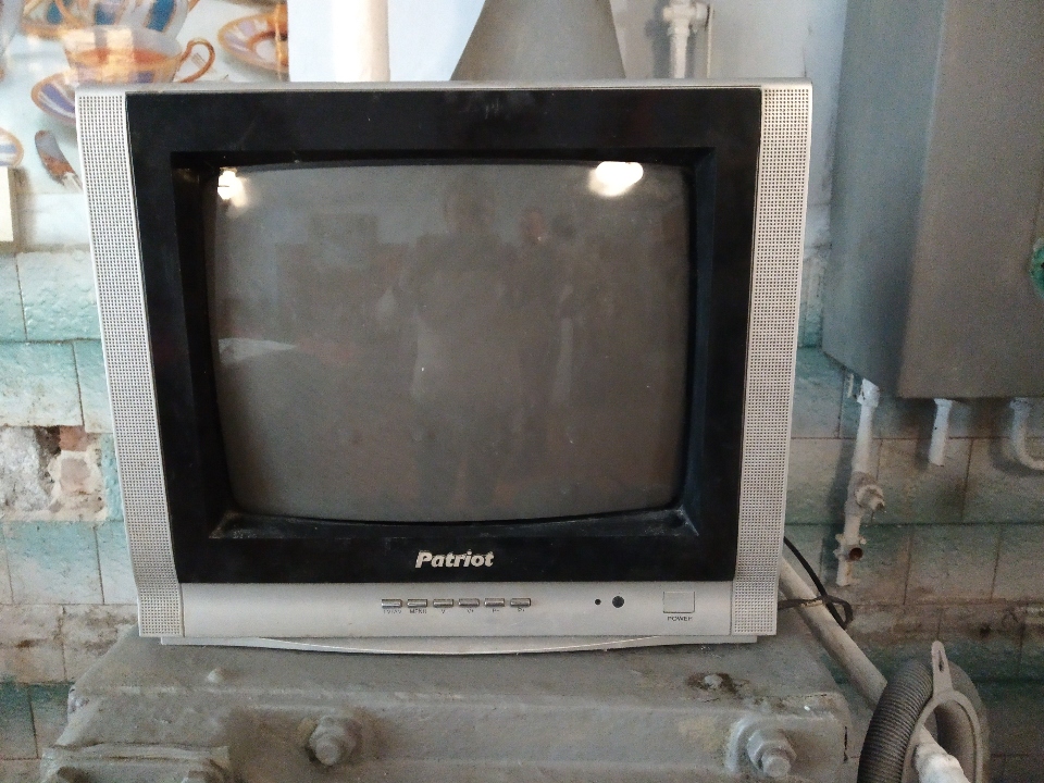 Телевізор Patriot, сірого кольору, в робочому стані, без пульта