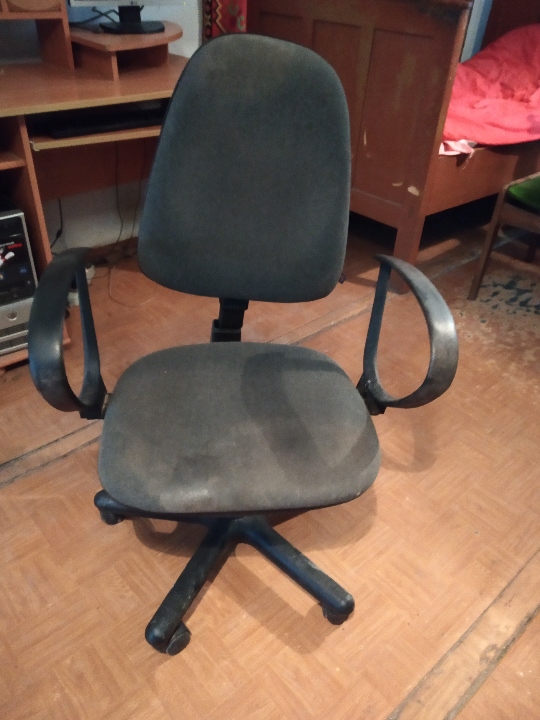 Комп'ютерне крісло, чорно-сірого кольору з м'якою оббивкою