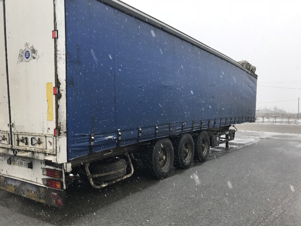 Напівпричіп бортовий марки SCHMITZ SCS 24/L, білого кольору, 1995 року випуску, номер шасі WSMS6980000074661, реєстраційний номер ВО6184ХХ