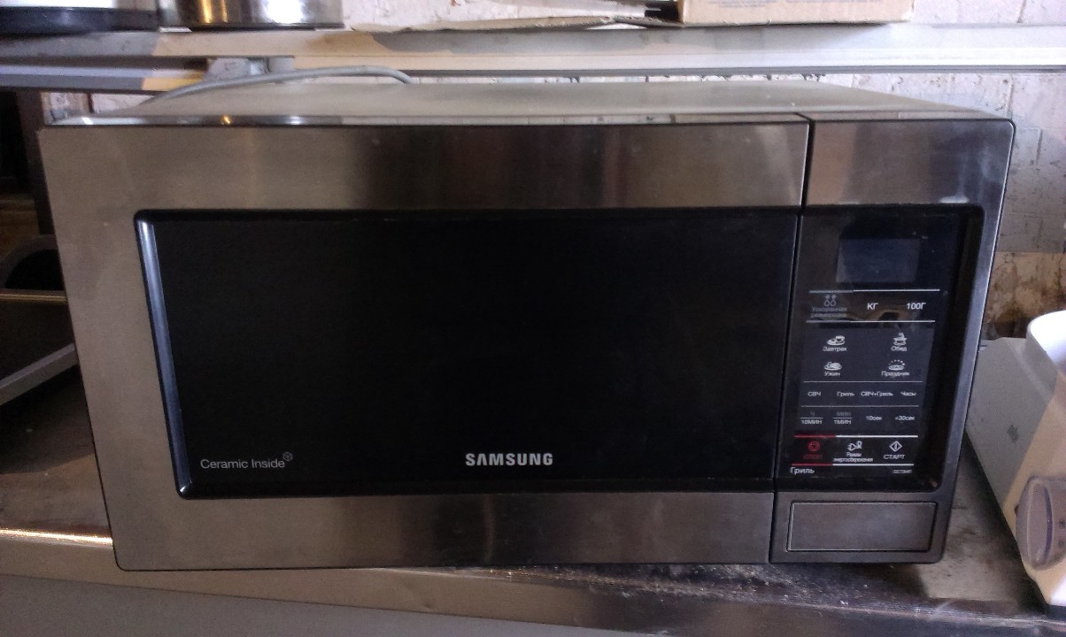 Мікрохвильова піч марки Samsung, модель GE73MR сіро-чорного кольору, б/к, робочий стан не перевірявся, з незначними потертостями поверхні