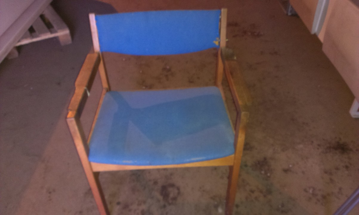Крісло дерев'яне, сидіння та спинка обшиті тканиною синього кольору,  б/к
