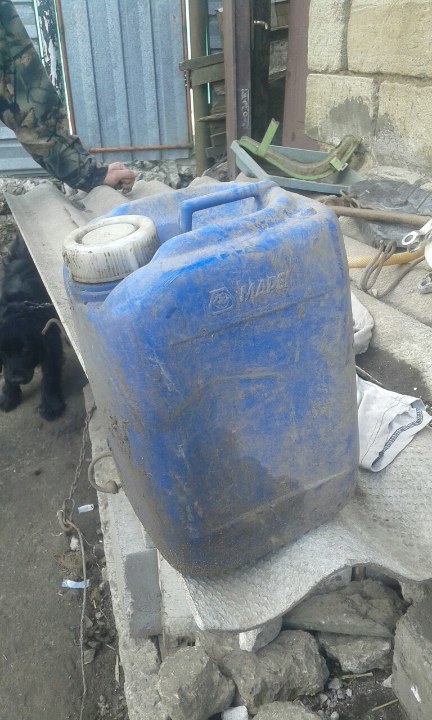 Каністра синього кольору з написом Madel, без явних механічних пошкоджень, Б/У