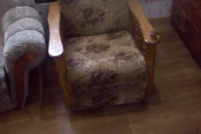 М'яке крісло, коричневого кольору з узором, бувше в користуванні