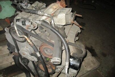 Двигун до автомобіля “Крайслер” бувший у вжитку в комплекті з генератором та колектором з форсунками
