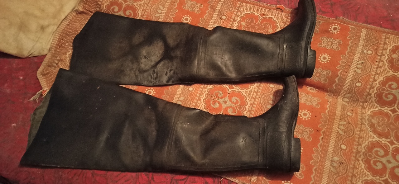 Резинові риболовецькі чоботи чорного кольору, 43 розміру, б/в