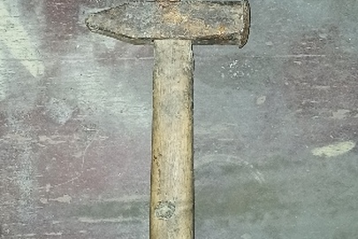 Молоток металевий з дерев"яною ручкою бувший у використанні