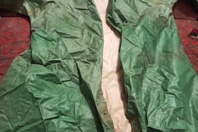 Конфіскація за рішенням суду: гумовий риболовецький плащ, бувший у використанні
