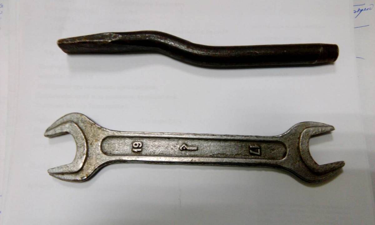 Рухоме майно: гайковий ключ 1 шт., монтажний важіль 1 шт.