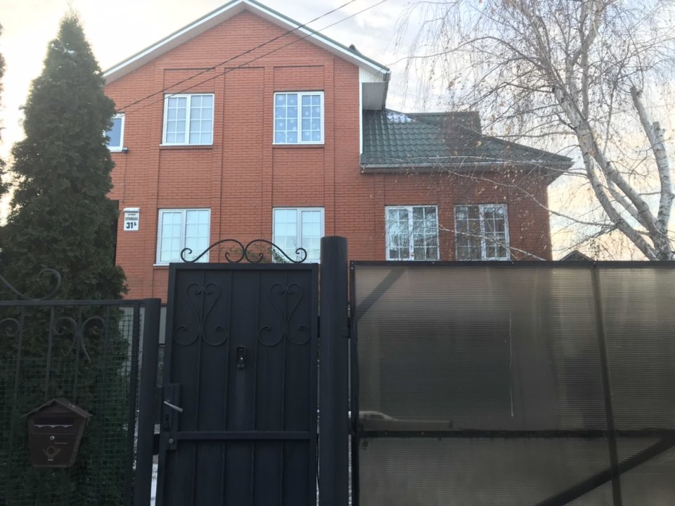 1/6 частина житлового будинку, в літ. К, загальною площею 283.4 кв.м. та 67/1200 частка земельної ділянки, площею 0.1049 га, К/Н: 8000000000:88:047:0004, за адресою: м. Київ, вул. Естонська, 31-Б