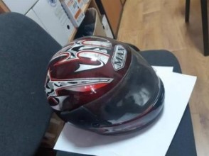 Два мотоциклетних шолома та ручка від мотоцикла 