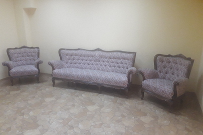 Комплект меблів, що складається з двох крісел та дивану коричневого кольору з візерунком, б/в