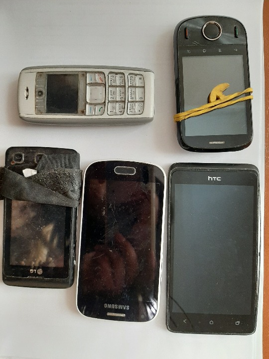 Мобільний телефон марки «LG», імеі відсутній; мобільний телефон марки «SAMSUNG», імеі354338050536156; мобільний телефон марки «NOKIA», імеі358304037399700; мобільний телефон марки «IDEOS», імеі355093040153575; мобільний телефон марки «htc», імеі відсутній