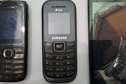 Мобільні телефони в кількості 3 штуки, б/в