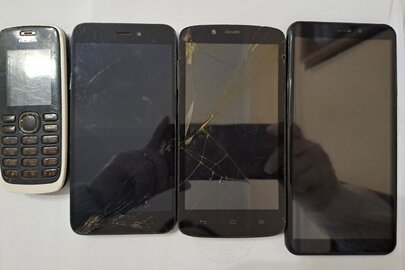 Мобільні телефони в кількості 4 штуки, б/в, "Xiaomi" ІМЕІ - відсутній, "Honor" ІМЕІ - відсутній, "Nokia" ІМЕІ - відсутній, "Huawei" ІМЕІ - відсутній