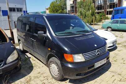 Транспортний засіб марки MERCEDES-BENZ, моделі VITO 108D , рік випуску 1998, колір – Чорний, номер кузова: VSA63806413110763, Номер державної реєстрації: СЕ0682ВМ