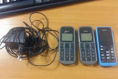 Мобільні телефони Nokia, у кількості 3 шт., зарядний пристрій марки Nokia та навушники марки Samsung