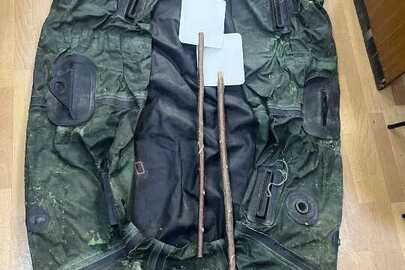 Конфіскація за ухвалою суду: надувний гумовий човен б/в зеленого кольору з двома веслами