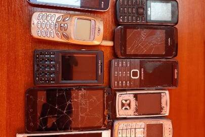 Мобільні телефони в кількості 12 штук