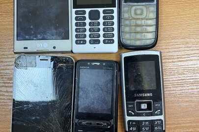 Мобільні телефони в кількості 6 штук