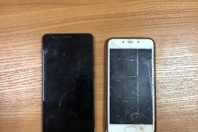 Конфісковане майно за рішенням суду: мобільний телефон марки «ZTE» синього кольору, б/в, мобільний телефон марки «Meizu» білого кольору, б/в