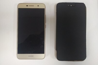 Мобільний телефон "Huawei", золотистого кольору, з чохлом прозоро-чорного кольору