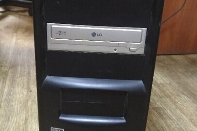 Системний блок комп’ютера з наліпкою «AMD Athlon 64x2»