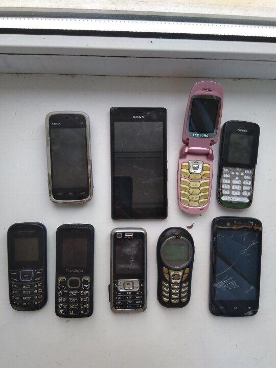 Мобільні телефони у кількості 9 штук