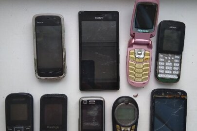 Мобільні телефони у кількості 9 штук