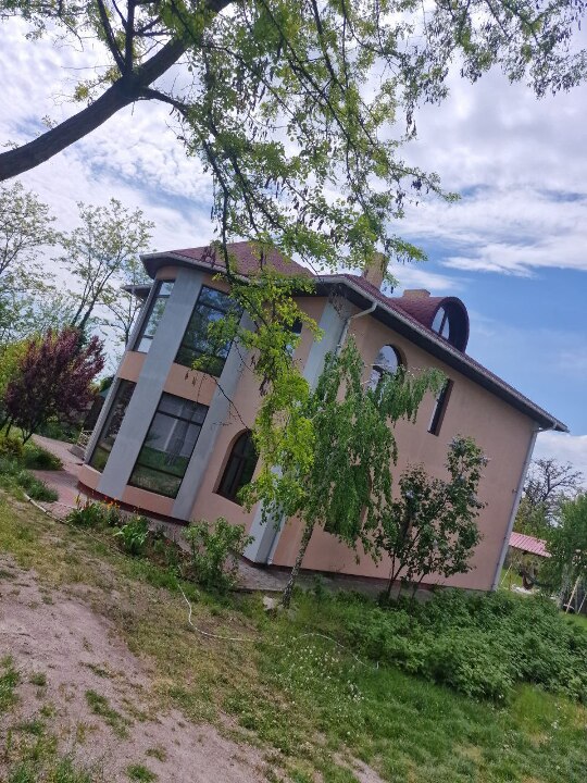 Житловий будинок, загальною площею 229,9 кв.м та земельна ділянка, площею 0,1 га, кадастровий номер: 2310100000:03:009:0185, за адресою: м. Запоріжжя, вул. Індустріальна, буд. 1