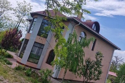 Житловий будинок, загальною площею 229,9 кв.м та земельна ділянка, площею 0,1 га, кадастровий номер: 2310100000:03:009:0185, за адресою: м. Запоріжжя, вул. Індустріальна, буд. 1